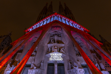 Passion and death of Jesus Christ through illuminations of the Passion façade