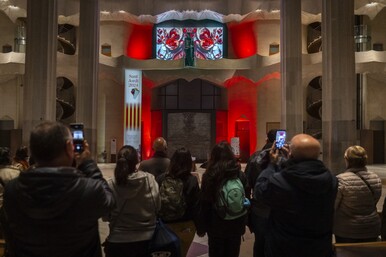 Una visita fuera de horario para celebrar Sant Jordi en la Sagrada Familia
